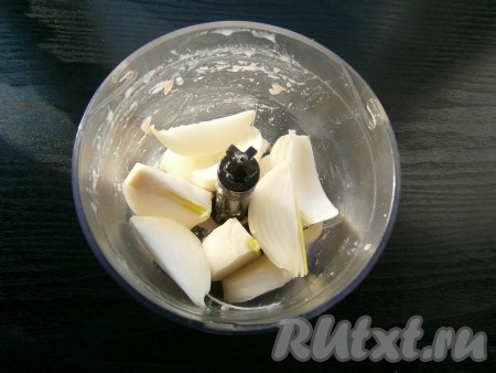 Фарш выложить в миску, а в чашу блендера поместить нарезанный и очищенный репчатый лук, к которому добавить холодную воду, измельчить до состояния кашицы.
