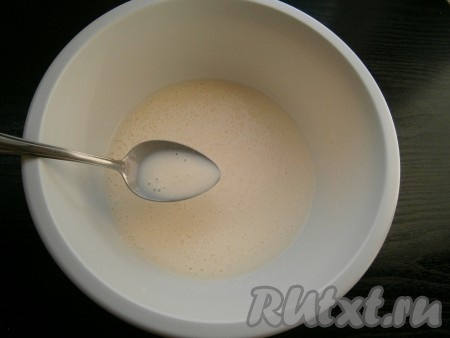 Добавить соду, перемешать и оставить смесь минут на 10, чтобы сода начала гаситься (появятся пузырьки и характерное шипение).