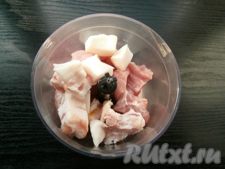 Пока тесто "отдыхает", приготовить мясной фарш. Для этого поместить нарезанное кусочками мясо в чашу блендера, добавить кусочки свежего сала, измельчить до состояния фарша. Можно приготовить фарш и с помощью мясорубки.
