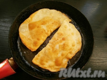 Жарить чебуреки желательно в достаточном количестве растительного масла (лучше всего чебуреки жарить во фритюре) до румяности с двух сторон на огне чуть ниже среднего. Жарятся чебуреки обычно по 1,5-2 минуты с каждой стороны. 
