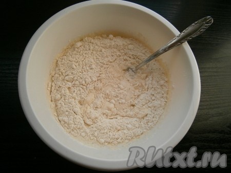 Всыпать муку частями, замешивая тесто.