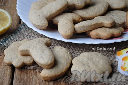 Время выпекания будет зависеть от особенностей вашей духовки. Готовое печенье, замешанное на сыворотке, должно немного зарумяниться и стать более пышным (пышность ему придаст сода, которую мы добавили в тесто). Если печенье запечь до более коричневого вида - оно станет хрустящим и внутри, и снаружи.&nbsp;
