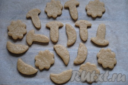 Выложить заготовки на противень, застеленный пергаментом, и отправить в разогретую до 180 градусов духовку на 15 минут. 