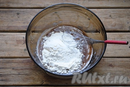 Частями всыпать просеянную муку. 