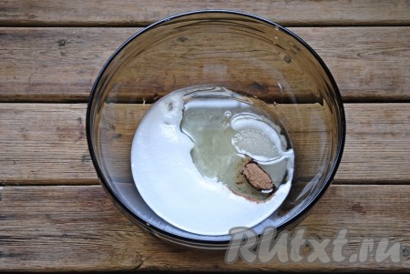 Всыпать сахар и молотую корицу. Влить растительное масло. Растительное масло лучше выбирать без запаха, чтобы наше печенье не имело неприятного запаха масла. 