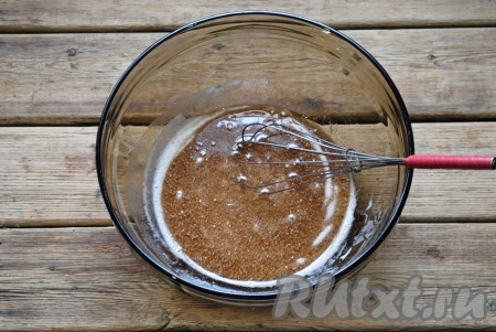 Получившуюся смесь хорошо перемешать с помощью венчика.&nbsp;
