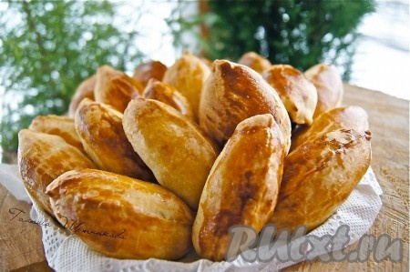 Вкусные домашние пирожки из слоеного теста готовы, можно снимать пробу.
