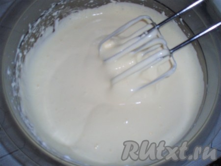 Отделить белки и желтки. Взбить миксером белки, добавляя по чайной ложке сахар, до образования пышной пены.
