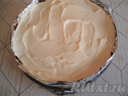 Выложить второй корж, оставшуюся ананасовую начинку, слой крема, затем выложить третий корж и равномерно смазать его кремом. У меня форма диаметром 20 см, торт получился очень высоким. Лучше использовать форму диаметром 22-24 см.
