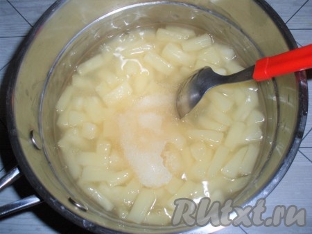 Добавить в сотейник к ананасам лимонный сок, крахмал и довести смесь до кипения. Снять с огня, добавить набухший желатин, хорошо перемешать (до полного растворения желатина). Оставить до застывания.