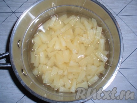 Для приготовления начинки желатин замочить в небольшом количестве холодной воды и оставить для набухания.

Крахмал развести в 2 столовых ложках холодной воды.

Ананасы мелко нарезать, выложить в сотейник. Туда же вылить ананасовый сироп из банки.