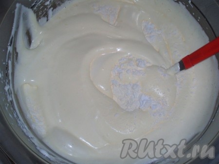 Всыпать в получившуюся кремовую массу смесь муки и крахмала, осторожно перемешать лопаткой. Тесто получится нежным, однородным.
