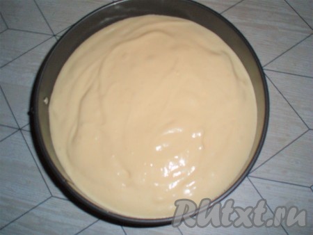 Духовку заранее нагреть до 170 градусов. Дно формы для выпечки застелить пергаментом, либо смазать маслом (стенки формы не смазывать). Выложить тесто в форму.
