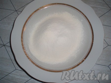 Для приготовления бисквита просеять муку и крахмал.
