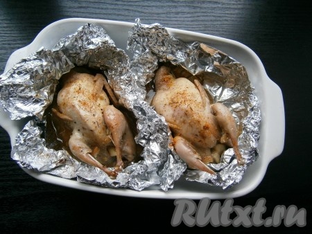 Духовку разогреть до 190-200 градусов, поместить в нее форму с перепелками. Запекать перепелок в течение 1 часа, после чего достать, фольгу раскрыть. Перепелок смазать оставшимся медом и посыпать немного специями.