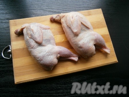 Тушки перепелок хорошо вымыть, обсушить бумажным полотенцем.