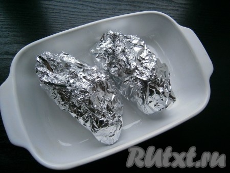 Полностью перепелок завернуть в фольгу, концы которой совместить сверху. Поместить их в небольшую форму для запекания.