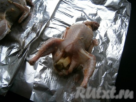 Каждую перепелку поместить на лист фольги, сложенный вдвое.