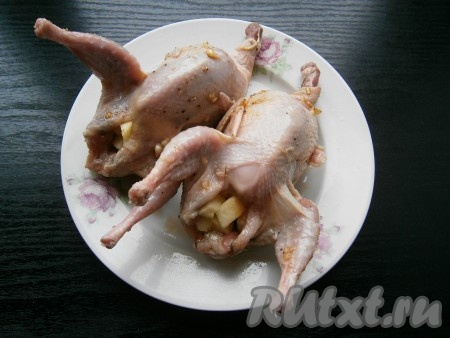 Перепелок тщательно смазать и внутри, и снаружи подготовленной смесью со специями, нафаршировать перепелок яблоками.
