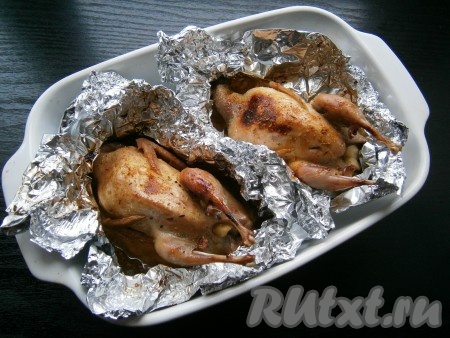 В таком виде отправить перепелок снова в духовку, запекать их при той же температуре еще 20 минут.