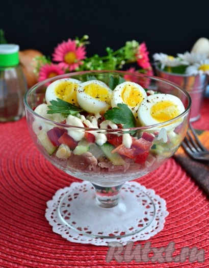 Салат с курицей и перепелиными яйцами
