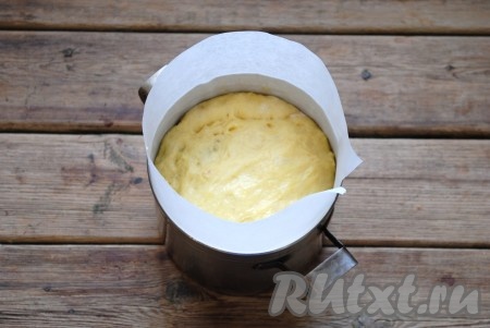 Накрыть форму с тестом полотенцем и оставить в тёплом месте для подхода минут на 30-40.