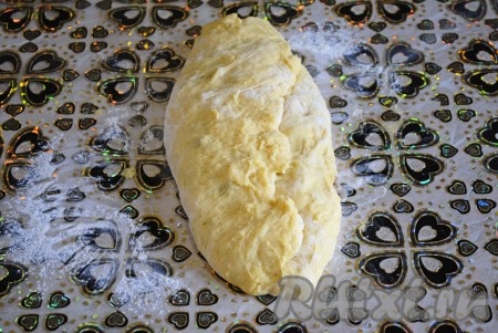 Подвернуть края теста к центру и защипать (как на фото).