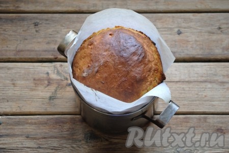 По истечении 30-40 минут отправить форму с куличом в духовку, разогретую до 180 градусов. У меня кулич выпекался 45 минут (продолжительность выпечки зависит от духовки и размера формы). Готовность кулича можно проверить деревянной палочкой (палочка должна остаться сухой при прокалывании готовой выпечки).