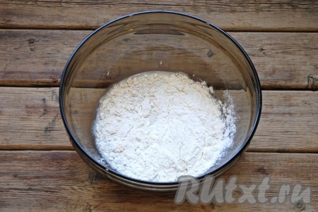 В получившуюся дрожжевую смесь просеять муку и снова перемешать.