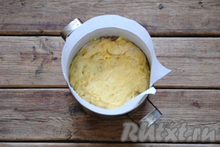 Получившийся "рулет" сложить вдвое, немного округлить и выложить в подготовленную форму (у меня кастрюля объемом 1,5 литра, дно и бока которой я выложила пергаментом и смазала растительным маслом). Заполнить форму не больше, чем на 1/3 объёма, тесто в дальнейшем сильно увеличится.