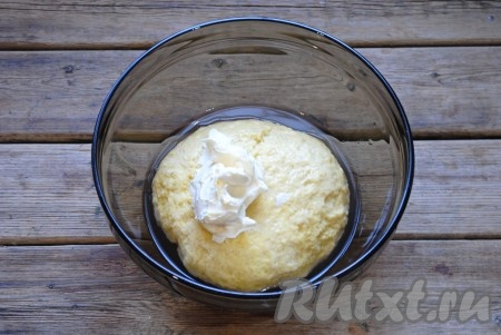 Затем в подошедшее тесто влить тёплую воду и добавить мягкое сливочное масло. Благодаря такой технике замешивания теста, мы и получим шикарный мякиш кулича.