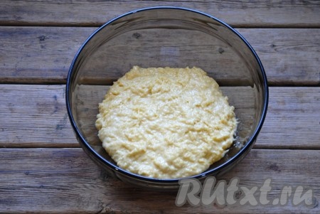 Руками (руки можно смазать растительным маслом) или с помощью миксера вымешать тесто до однородного состояния. Тесто получится гладким и очень липким, оставить его в тепле на 1 час.