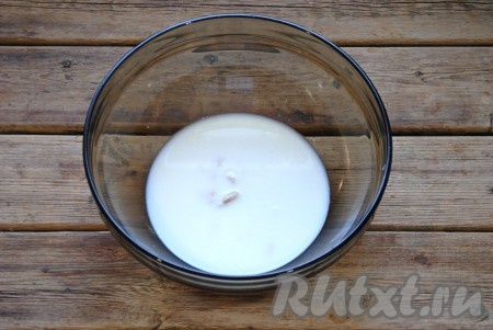 Для приготовления опары в достаточно большую миску влить тёплое молоко, раскрошить дрожжи и всыпать сахар, перемешать.