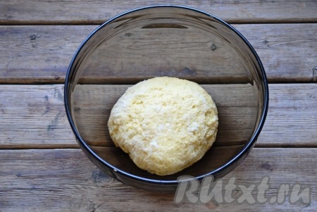 Замесить однородное, плотное тесто. Поместить тесто в миску и, накрыв полотенцем, оставить на 30 минут в тёплом месте. За это время тесто немного увеличится в объёме.