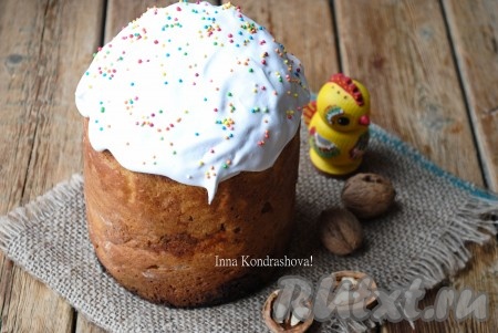 Очень вкусный, мягкий и ароматный пасхальный кулич с грецкими орехами готов.