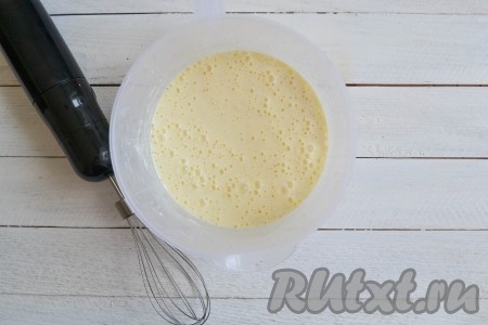 С помощью миксера, блендера или вручную взбить массу до однородности.
