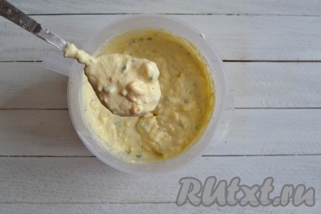 Тесто по консистенции будет, как густая сметана, оно будет&nbsp;медленно сползать с перевернутой ложки.
