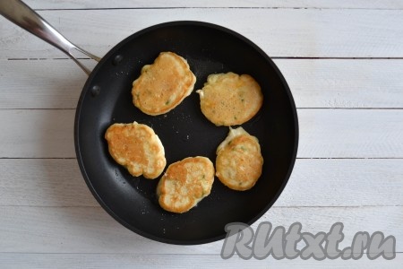 Обжаривать оладьи с двух сторон до румяного цвета на слабом огне. Огонь не увеличивать, иначе оладушки не пропекутся внутри. По необходимости&nbsp;смазывать сковороду растительным маслом. Если сковорода плохо жарит и тесто к ней пристает, тогда влейте 2-4 столовые ложки масла, но затем готовые оладьи выкладывайте на салфетку, чтобы бумага вобрала лишний жир.&nbsp;
