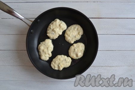 Разогреть сковороду и влить совсем немного растительного масла. Выложить по одной столовой ложке теста, формируя оладьи и оставляя небольшое расстояние между ними.
