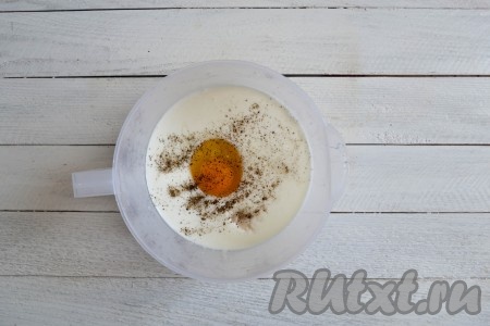 В чашу миксера влить кефир комнатной температуры, добавить 1 сырое куриное яйцо. Всыпать соду, а также по вкусу добавить соль и черный молотый перец.
