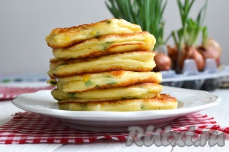 Оладьи с яйцом и зеленым луком, замешанные на кефире, получаются нежными, мягкими и очень вкусными.
