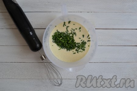 Зеленый лук (или другую зелень: шпинат, петрушку, кинзу) вымыть, обсушить, мелко нарезать и добавить в кефирную смесь.
