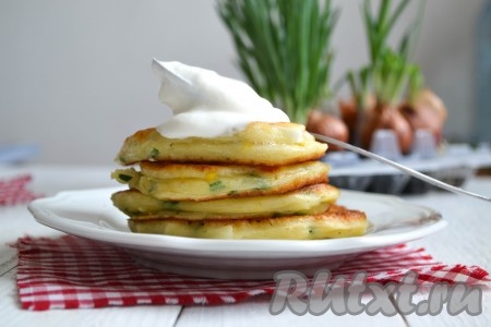 Закусочные оладушки можно сразу подавать на стол. Они прекрасно сочетаются со сметаной, томатными соусами или красной икрой.
