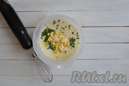 3 яйца, сваренные вкрутую, очистить, нарезать небольшими кубиками, выложить в кефирную смесь, перемешать.
