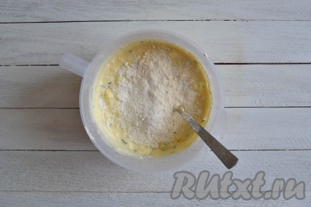 В получившуюся массу всыпать просеянную муку, ещё раз перемешать.
