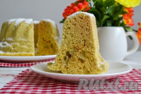 По желанию, нежную и воздушную шарлотку с яблоками, приготовленную в микроволновке, можно посыпать сахарной пудрой или покрыть глазурью. 
