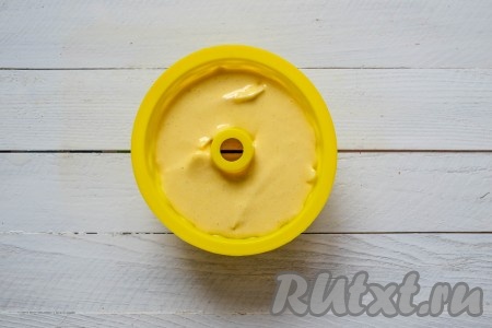 Сверху влить тесто, не доходя 1,5-2 см до верха формы, и отправить в микроволновку.
