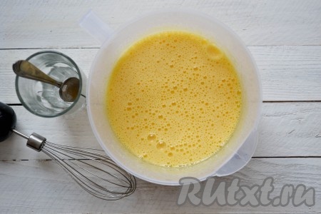 Всыпать сахар и соду. И продолжить взбивать еще 2-3 минуты. 