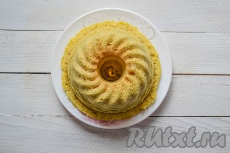 Хотя, если вы будете использовать форму побольше, может понадобиться чуть больше времени. Определить готовность поможет зубочистка: нужно пирог проткнуть зубочисткой и, если она окажется влажной или со следами теста, отправьте выпечку в микроволновку еще на 1-2 минуты. Готовую шарлотку с яблоками сразу же извлечь из формы. Она получается очень красивой, прекрасно держит форму.&nbsp;
