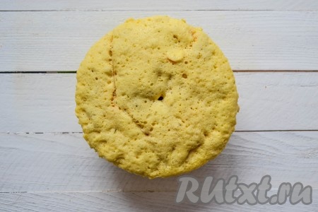 Для приготовления шарлотки с яблоками понадобится ровно 5 минут при мощности микроволновки 800 Ватт.
